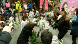 園児たちが最後の仕上げ