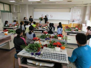 富山県で多くの花が作られていると知り、驚いていました。